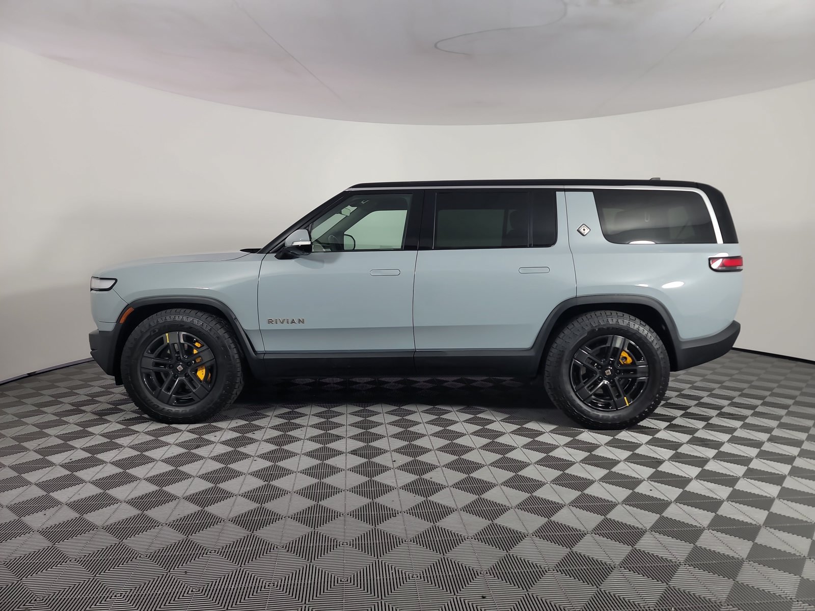Used 2023 Rivian R1S Adventure Quad AWD/4WD image 2