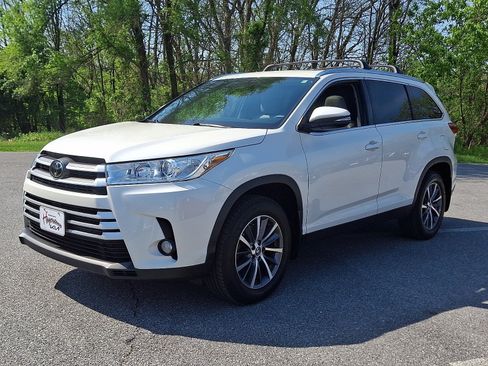 Used 2019 Toyota Highlander XLE AWD/4WD image 3