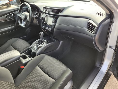 Used 2018 Nissan Rogue SV image 9