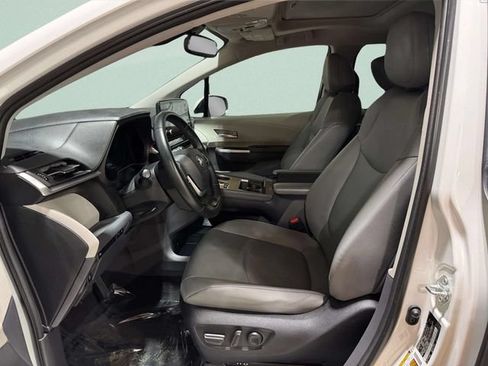 Used 2022 Toyota Sienna XLE FWD image 25