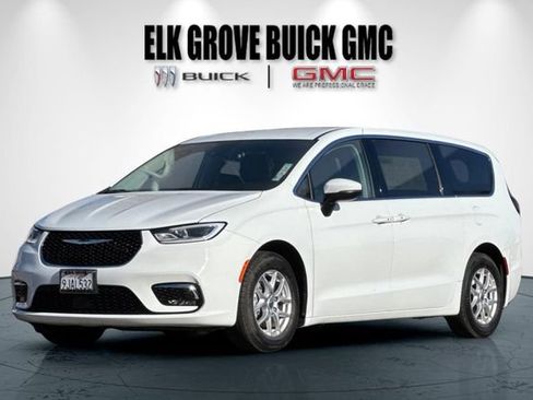 Used 2023 Chrysler Pacifica Touring-L image 8