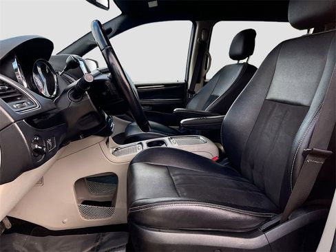 Used 2019 Dodge Grand Caravan SXT image 19