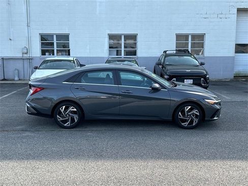 Certified 2025 Hyundai Elantra SEL image 2