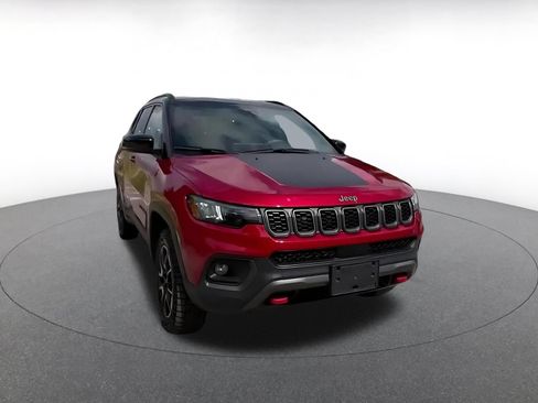 Used 2025 Jeep Compass Trailhawk AWD/4WD image 3