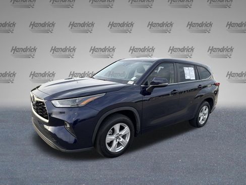 Used 2023 Toyota Highlander LE FWD image 4