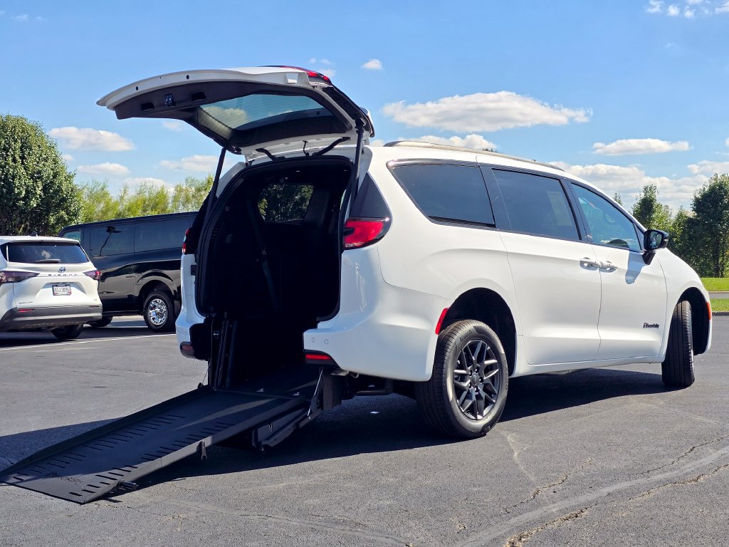 Used 2027 Chrysler Pacifica Select w/ S Appearance Package FWD image 7