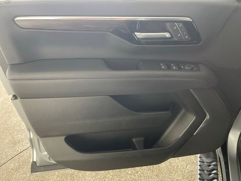 Used 2025 Chevrolet Suburban Z71 image 34