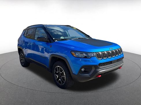 Used 2025 Jeep Compass Trailhawk image 1