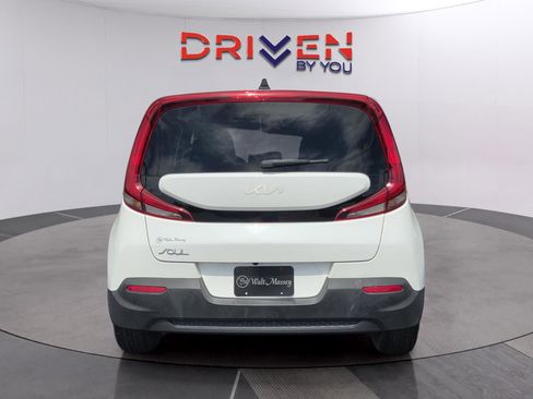 Used 2022 Kia Soul LX image 4