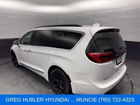 Used 2022 Chrysler Pacifica Limited FWD image 2