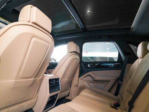 Certified 2019 Porsche Cayenne AWD/4WD image 16