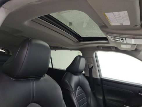 Used 2023 Toyota Highlander XLE AWD/4WD image 8