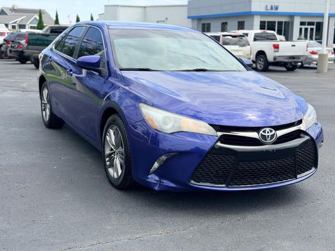 Used 2015 Toyota Camry SE w/ Moonroof Package FWD image 3