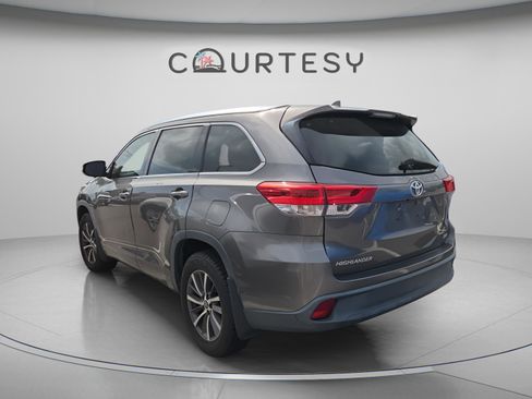 Used 2018 Toyota Highlander XLE FWD image 4