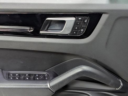 Used 2022 Porsche Cayenne Platinum Edition w/ Premium Package image 14