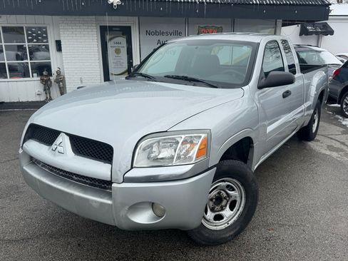 Used 2008 Mitsubishi Raider LS image 2
