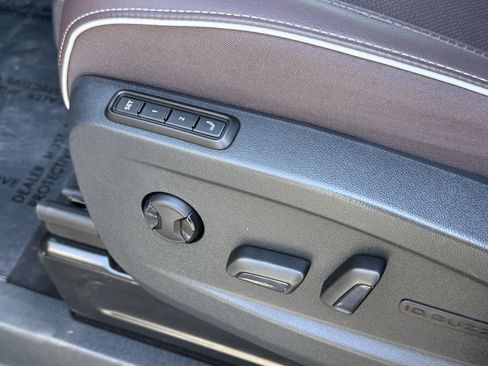Used 2025 Volkswagen ID. Buzz Pro S RWD image 17