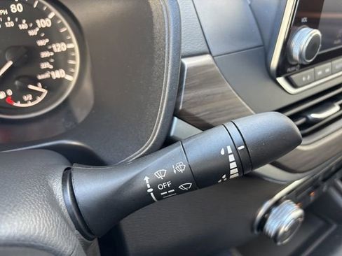 Used 2025 Nissan Altima 2.5 SV FWD image 21