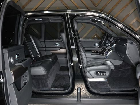 Used 2019 Rolls-Royce Cullinan image 24