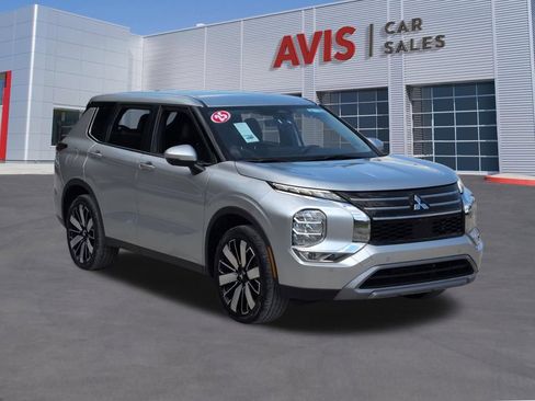 Used 2025 Mitsubishi Outlander SE FWD image 3