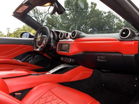 Used 2017 Ferrari California T RWD image 15