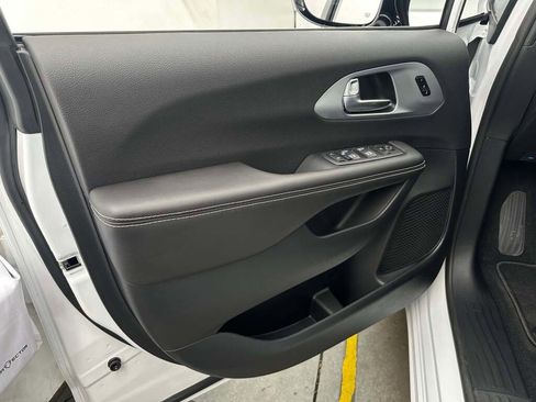 New 2026 Chrysler Pacifica Limited image 23