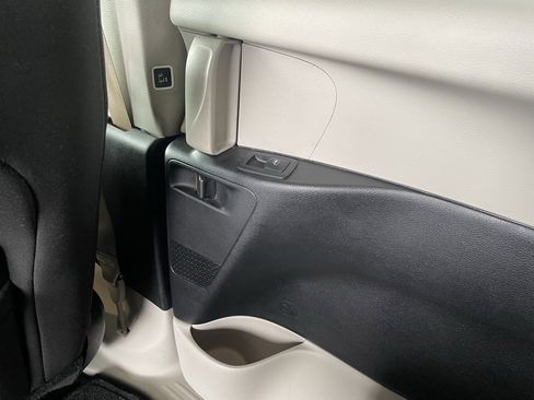 Used 2022 Chrysler Voyager LX image 26