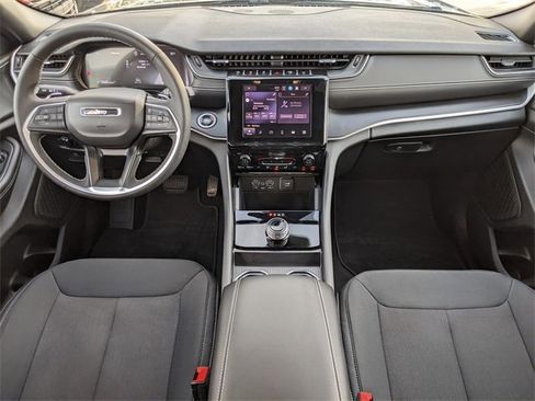 Certified 2025 Jeep Grand Cherokee Laredo image 11