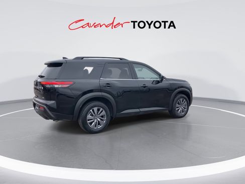 Used 2025 Nissan Pathfinder SV image 8