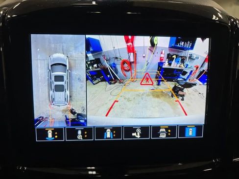 Used 2023 Chevrolet Traverse LT w/ Rear Camera Mirror Package image 24