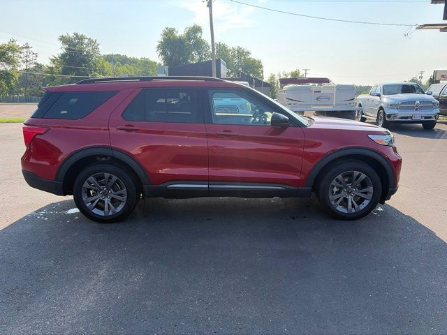 Used 2024 Ford Explorer XLT w/ Equipment Group 202A AWD/4WD image 4