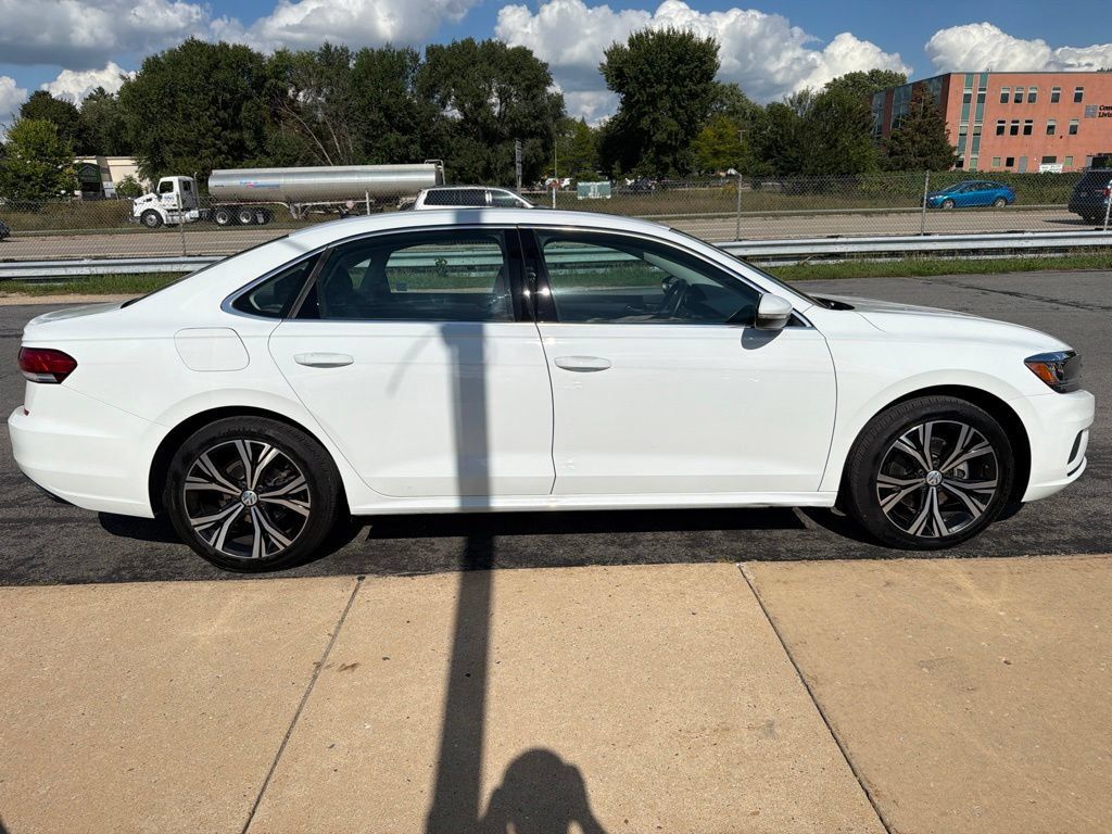 Used 2022 Volkswagen Passat 2.0T SE FWD image 9