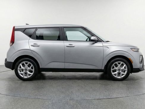 Used 2025 Kia Soul LX w/ LX Technology Package FWD image 11
