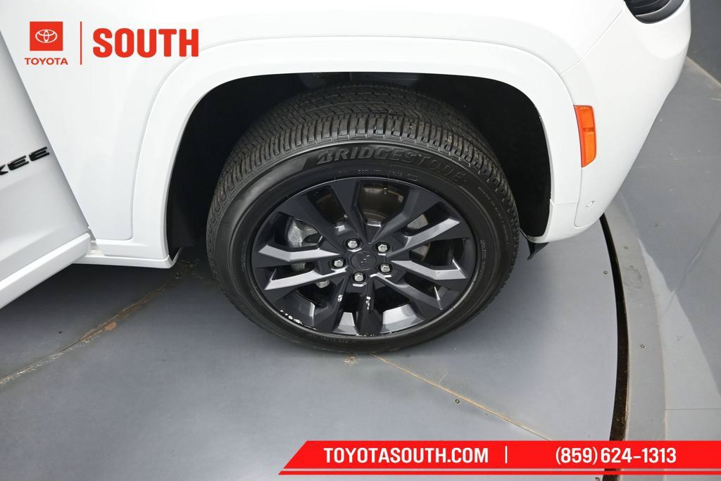 Used 2026 Jeep Grand Cherokee L Limited AWD/4WD image 39