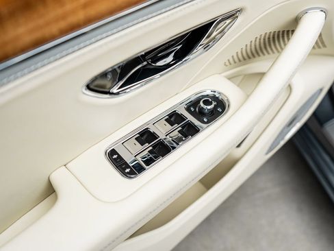 Certified 2026 Bentley Flying Spur Plug-In Hybrid AWD/4WD image 24