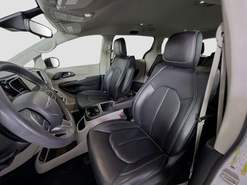 Used 2023 Chrysler Pacifica Touring-L FWD image 13
