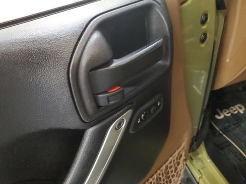Used 2013 Jeep Wrangler Unlimited Sahara w/ Connectivity Group AWD/4WD image 13