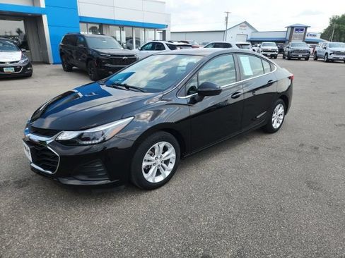 Used 2019 Chevrolet Cruze LT w/ Convenience Package FWD image 2