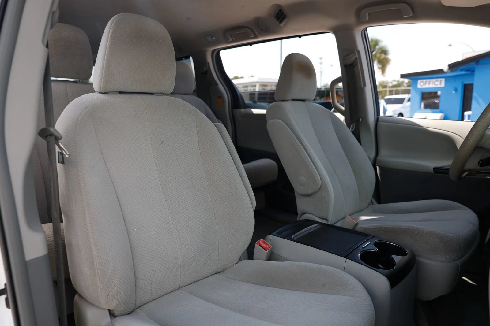 Used 2014 Toyota Sienna LE FWD image 24
