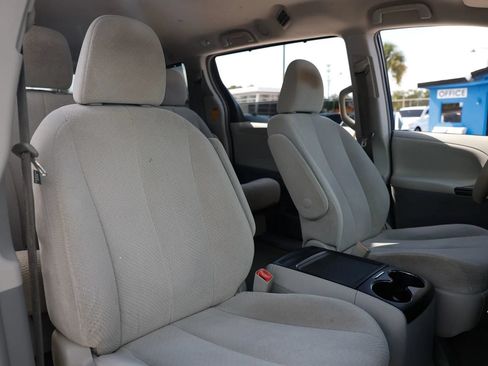 Used 2014 Toyota Sienna LE FWD image 24