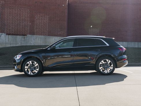 Certified 2023 Audi e-tron Premium Plus w/ Premium Plus Package image 6