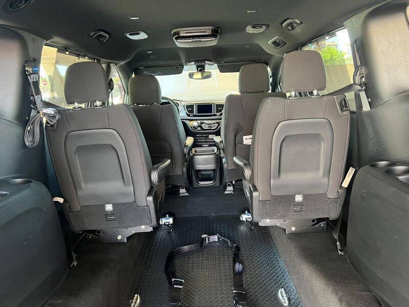 Used 2018 Chrysler Pacifica Touring Plus w/ S Appearance Package FWD image 35