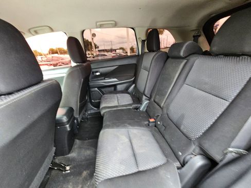 Used 2018 Mitsubishi Outlander SE FWD image 13