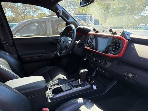 Used 2019 Toyota Tacoma TRD Off-Road image 2