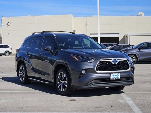 Used 2024 Toyota Highlander XLE image 3