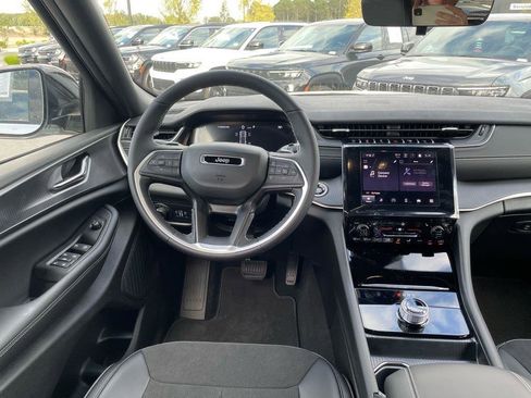 New 2025 Jeep Grand Cherokee Altitude image 5