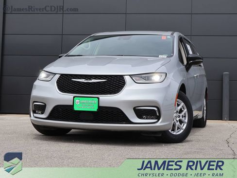 Used 2024 Chrysler Pacifica Touring-L FWD image 1