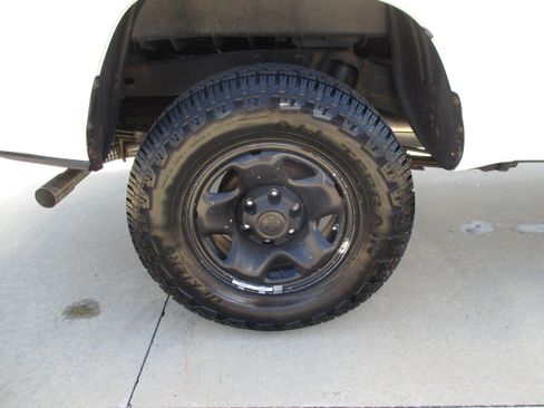 Used 2017 Toyota Tacoma SR5 RWD image 11