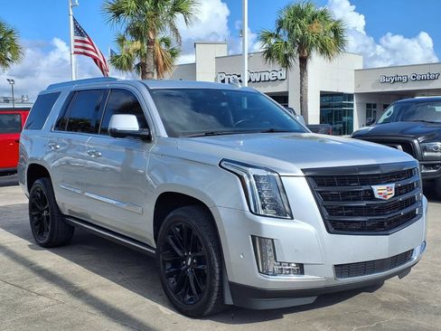 Used 2020 Cadillac Escalade Premium Luxury AWD/4WD image 3
