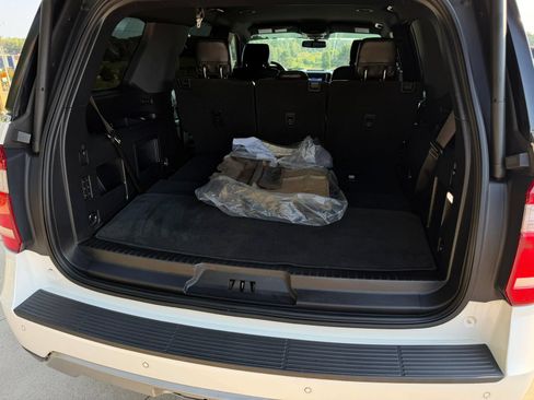 Used 2019 Ford Expedition XLT w/ Equipment Group 202A RWD image 30
